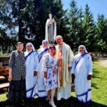 pr. Anton Mărăndescu (OFMConv) la sărbătorirea a 25 de ani de preoție, alături de trei surori Misionare ale Carității și două terțiare franciscane de la Galați (Hălăucești, 13.07.2025)